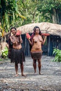 Bewoners van Timika met hun Buah Merah